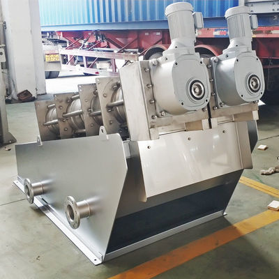 排水している0.8ton/H排水処理の多ディスク輪転機